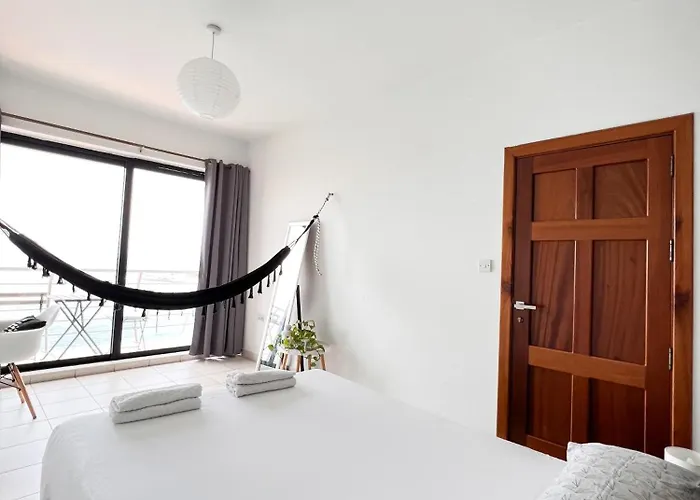 F8 1 Seaview Room, Living And Bathroom Shared , Stjulians