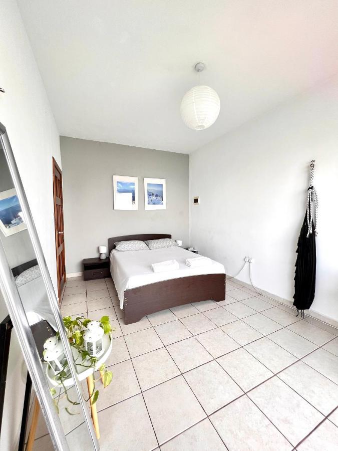 F8 1 Seaview Room, Living And Bathroom Shared , Stjulians *